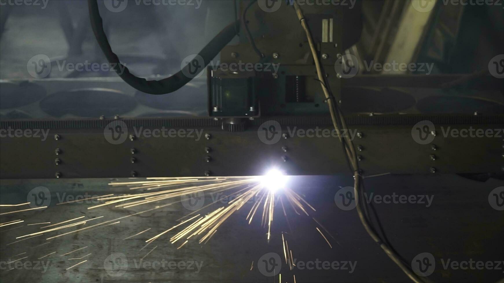 Schneiden von Metall. Funken fliegen von Laser. Schnitt Blatt Metall beim Werkstatt. modern Werkzeug im schwer Industrie. hoch Präzision cnc Laser- Schneiden Metall Blatt und Metall Rohr im Fabrik. Laser- Schneiden von eben Blatt foto