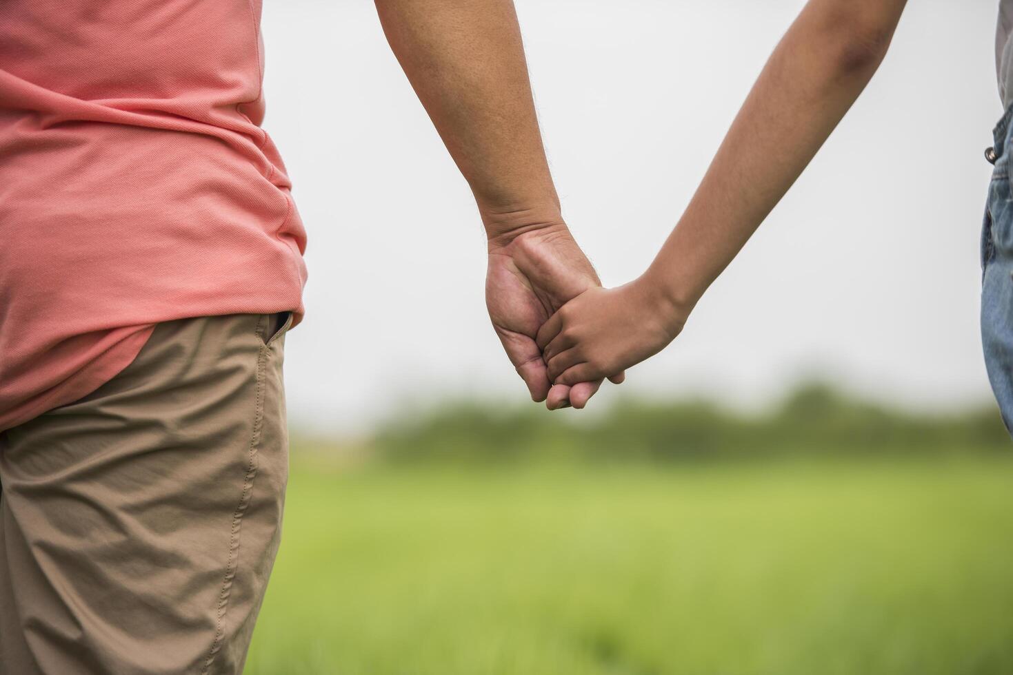 Vater und Tochter halten Hand in Hand zusammen foto