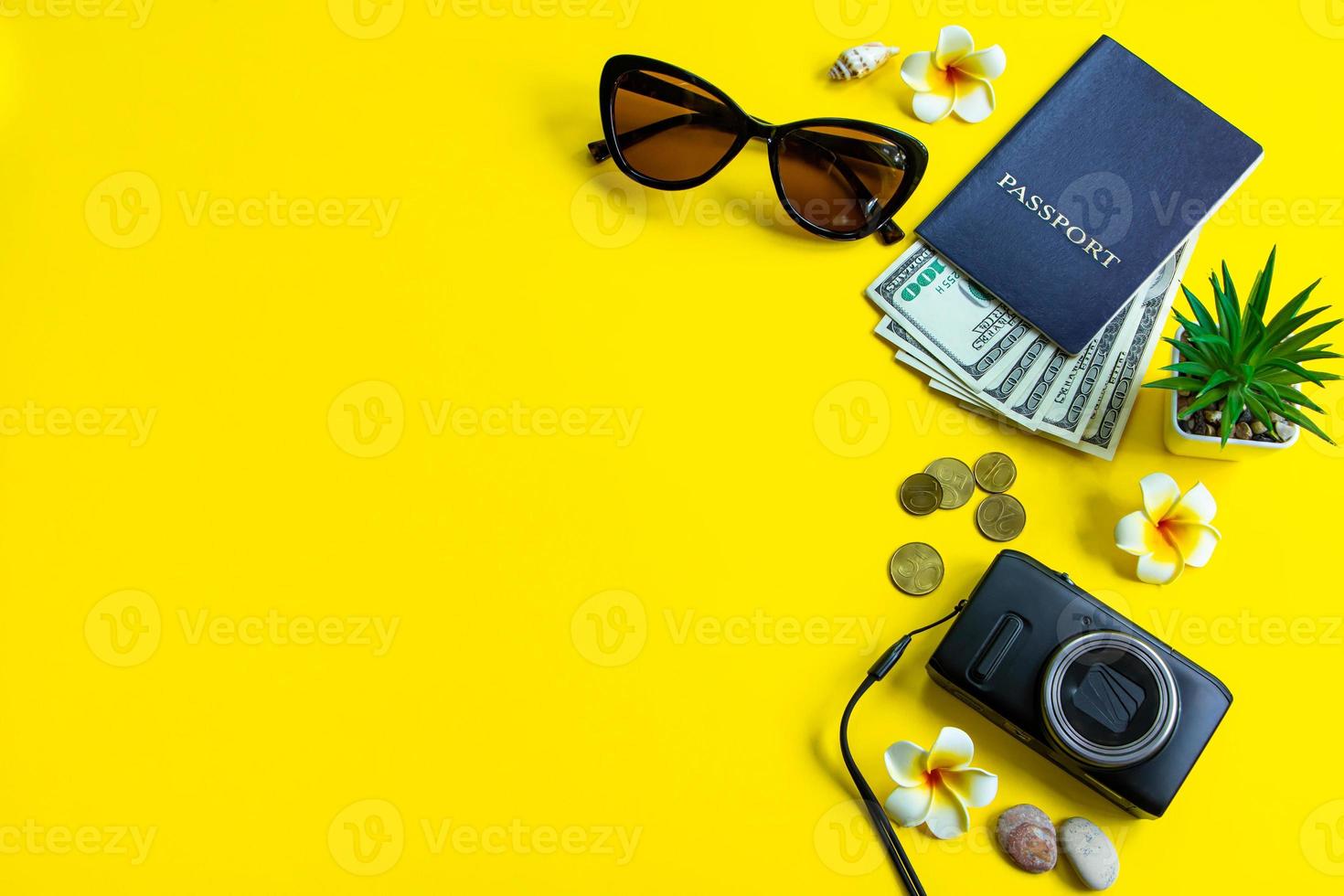 stylische Accessoires für Ihren Sommerurlaub. Sommerreise. Reisepass, Sonnenbrille, Rucksack und Geld auf gelbem Hintergrund. foto