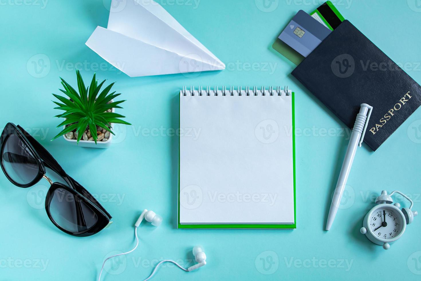 Flatlay-Reisezubehör auf blauem Hintergrund. Sommerurlaub Konzept. Reisepass, Kreditkarten, Sonnenbrille, Kopfhörer foto