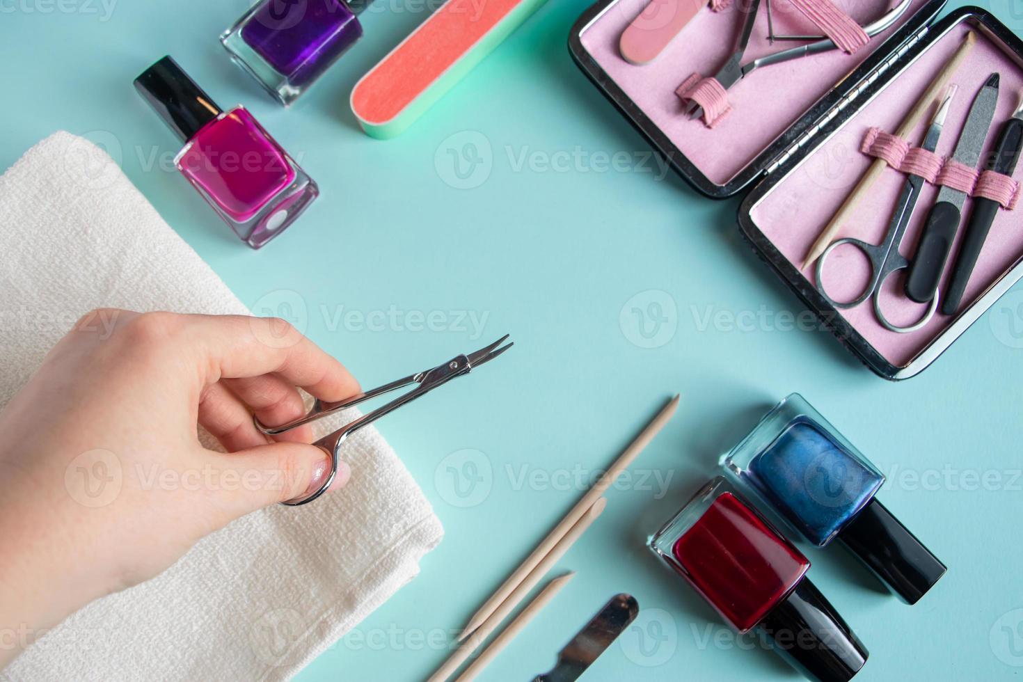 Arbeitsplatz in einem Nagelstudio. eine Reihe von Werkzeugen für die Handpflege auf blauem Hintergrund. Platz für Text. foto