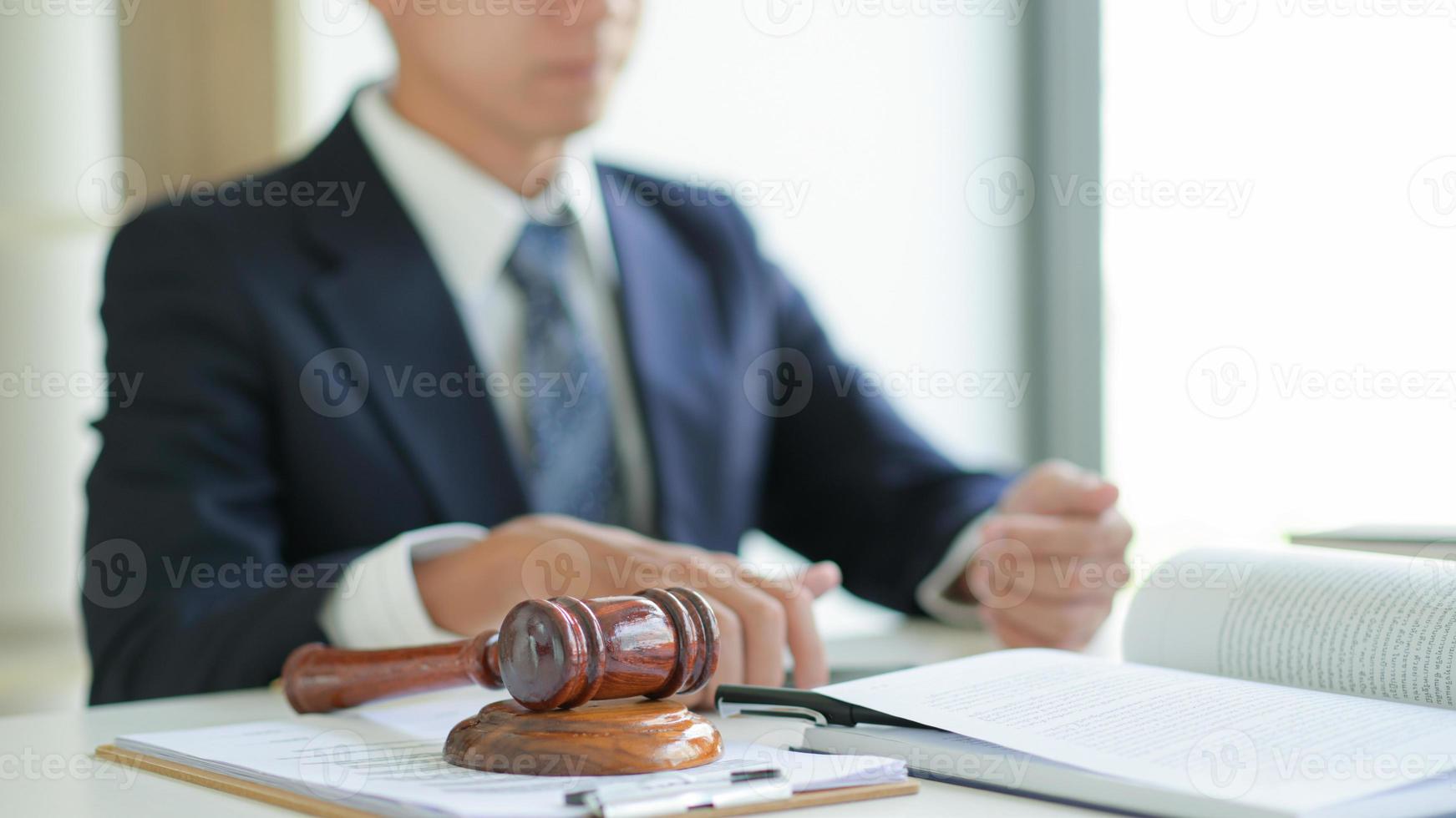 der Anwalt stellt seinen Mandanten Rechtsdokumente zur Verfügung. foto
