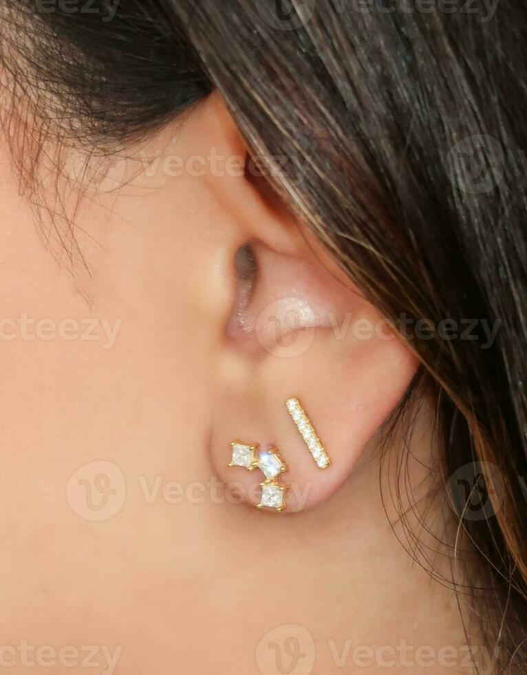 Frau tragen schön Zucht Ohrringe mit Zirkonoxid. foto