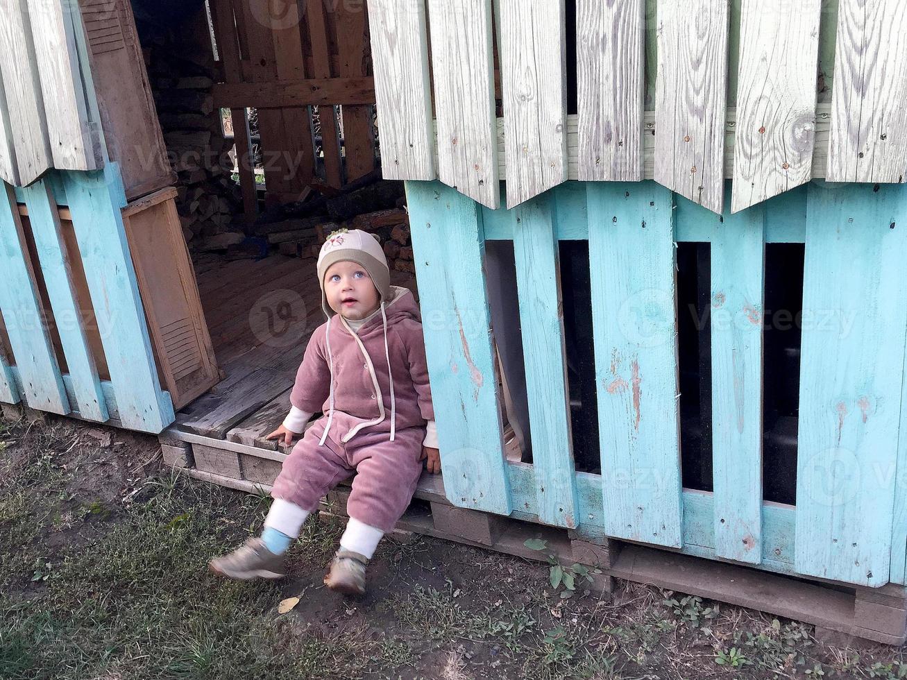 schönes Baby mit Kindergesicht posiert Fotograf foto