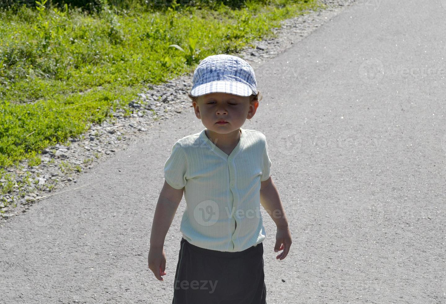 schönes Baby mit Kindergesicht posiert Fotograf foto