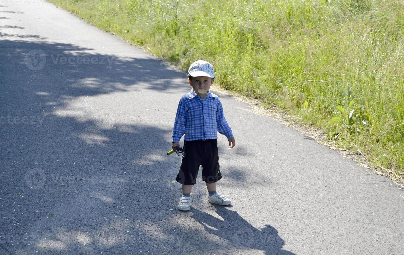 schönes Baby mit Kindergesicht posiert Fotograf foto