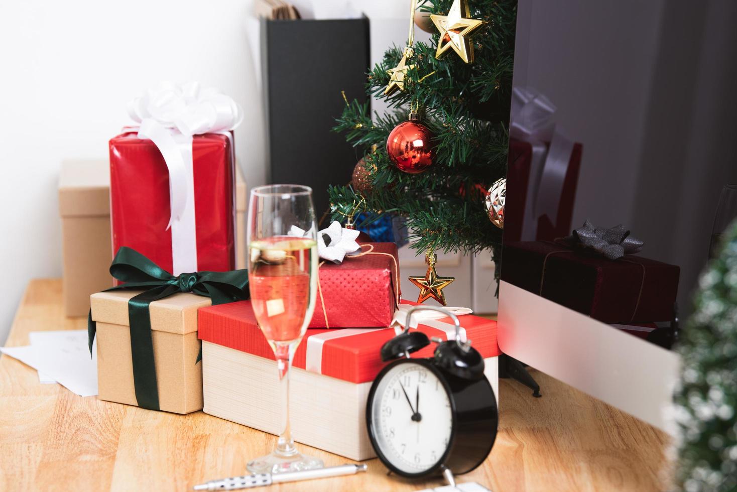 rote Geschenkbox in Weihnachtsferien im Büro mit Weihnachtsdekoration auf dem Tisch. foto