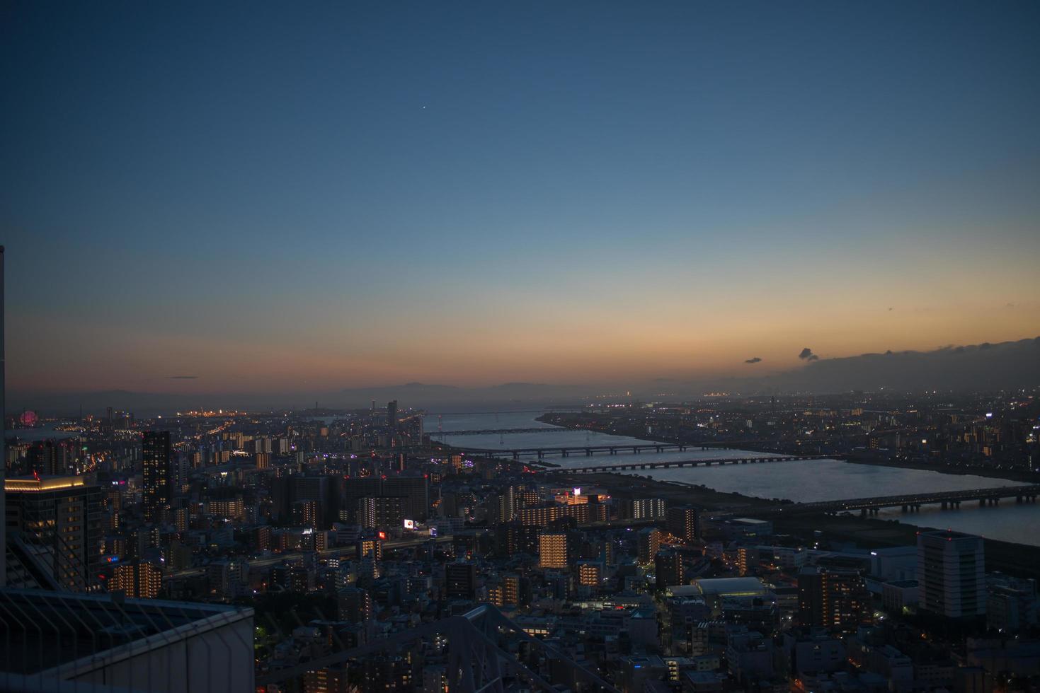 blick von der terrasse des umeda sky building. Osaka bei Nacht, Japan foto