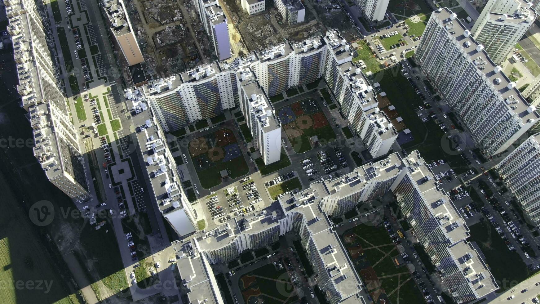 Stadt Infrastruktur Entwicklung. Bewegung. Panorama- Aussicht von groß Wohn Komplexe und Meter mit entwickelt Infrastruktur, Straßen, Stadien, Schulen, Parkplätze und Spielplätze. foto