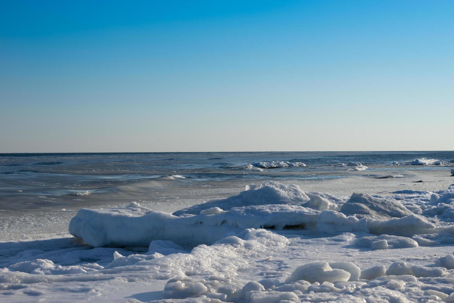 Seelandschaft mit Küste in Eis und Schnee foto