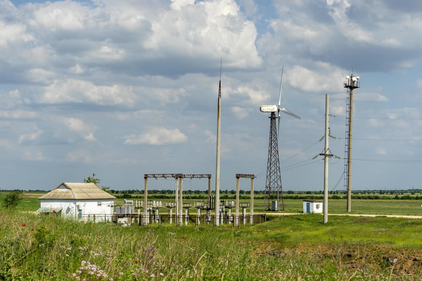 Naturlandschaft mit Windpark foto