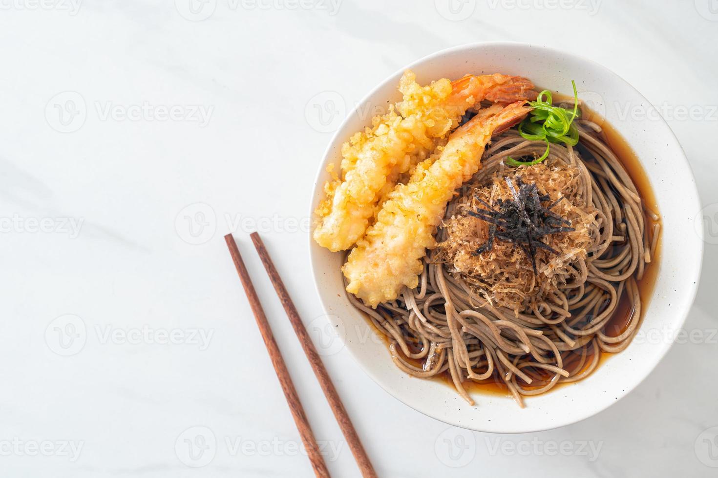 japanische Ramen-Nudeln mit Garnelen-Tempura foto