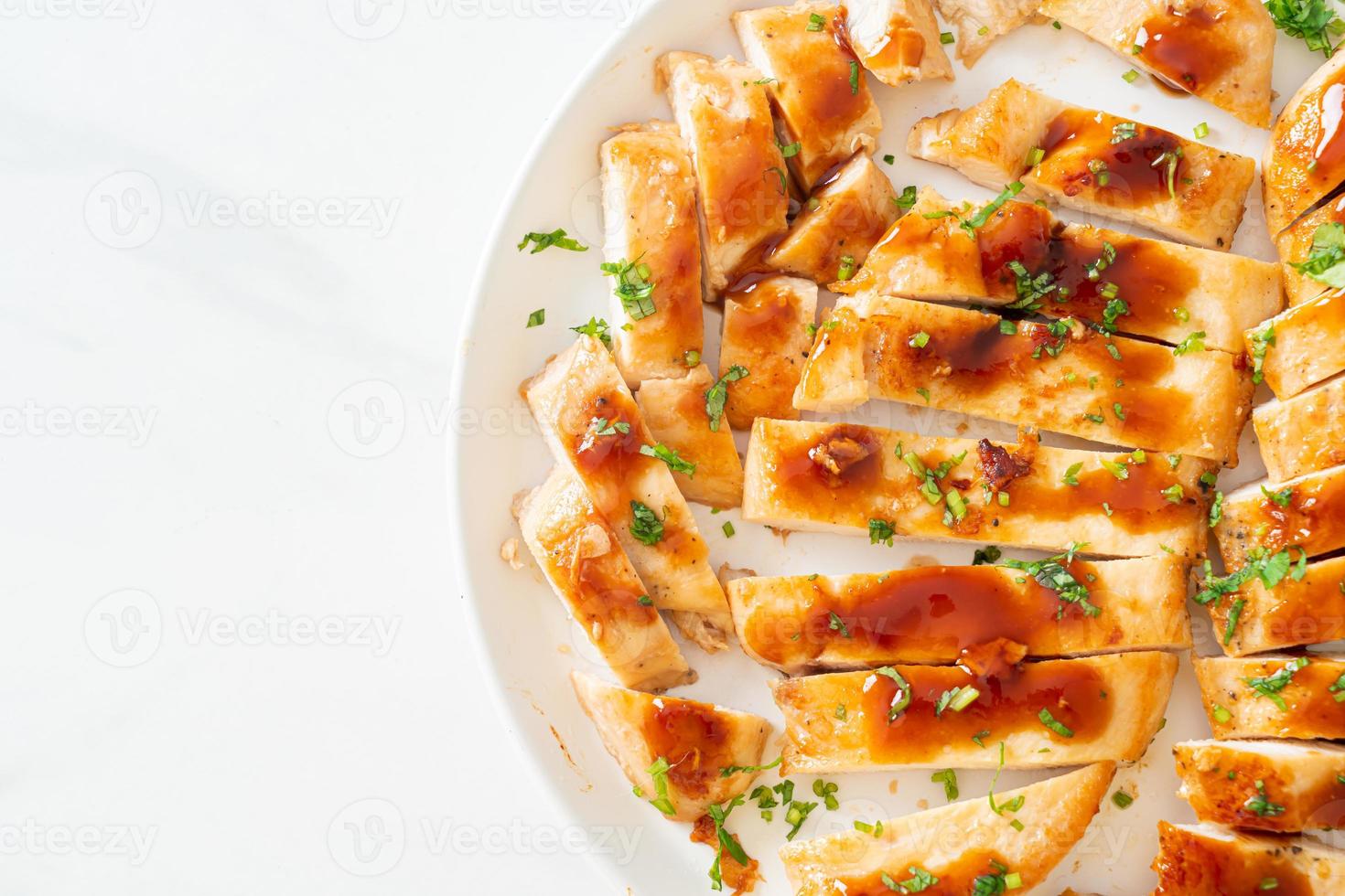 gegrillte Hähnchenbrust auf Teller geschnitten foto