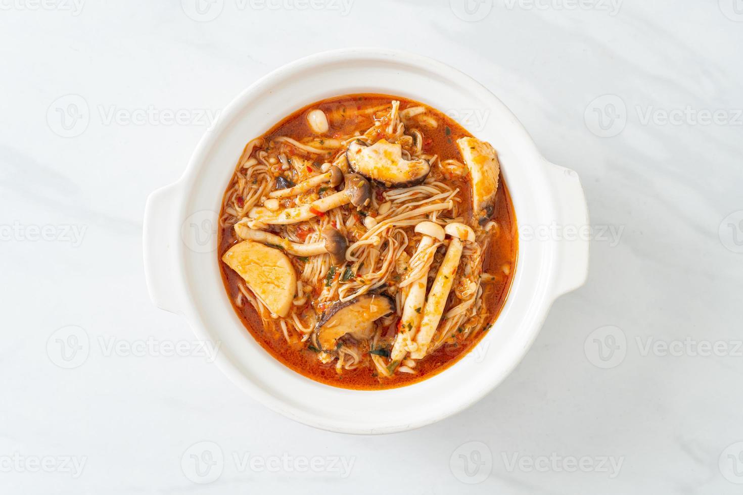 gebratener scharfer Champignon mit Tom Yum Suppe foto