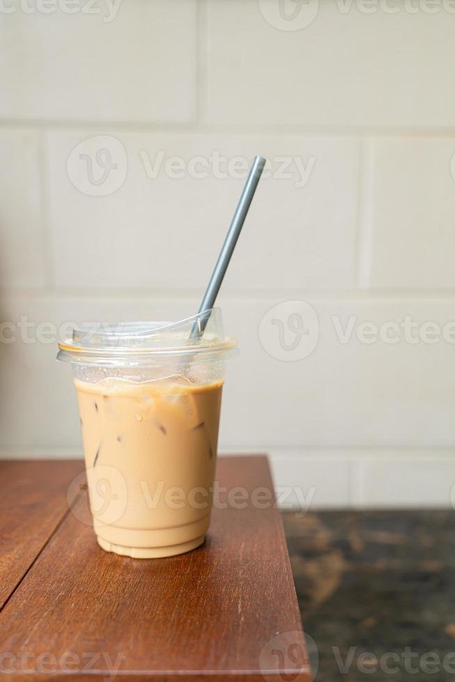 Latte Kaffee im Glas zum Mitnehmen foto