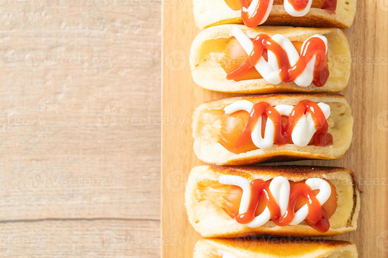 flache Pfannkuchenrolle mit Wurst foto