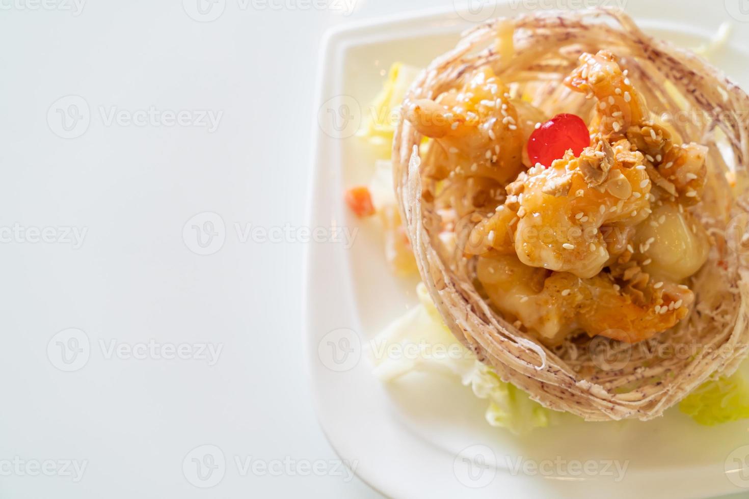gebratene Garnelen mit Salat und gebratenem Taro-Korb foto