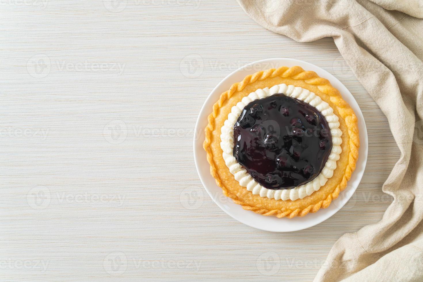 Blaubeerkäsekuchen auf weißem Teller foto