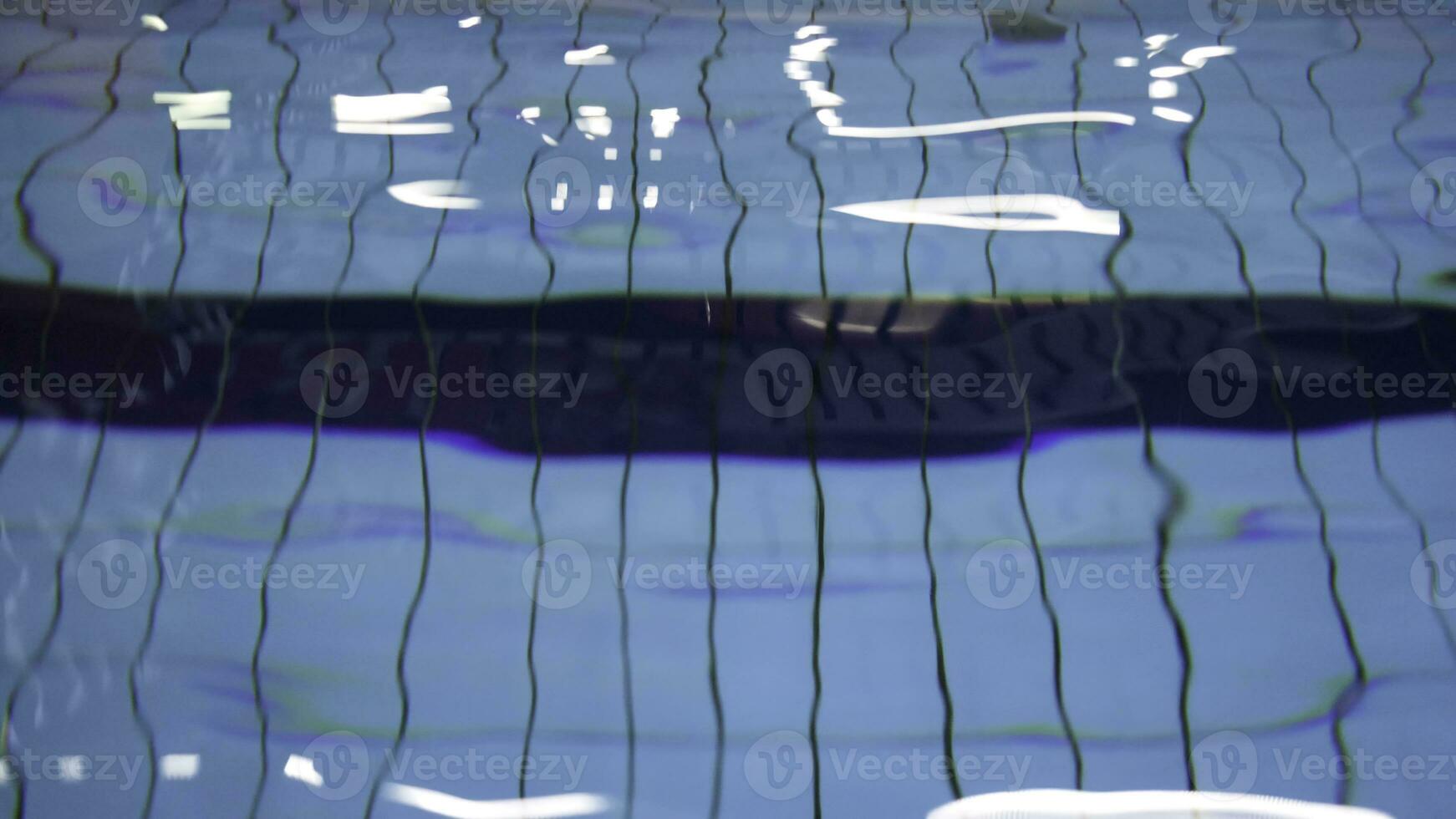 verwischen von Licht reflektieren im Blau Wasser von das Schwimmbad. klar Wasser schwankend, Schwimmen Schwimmbad Wasser Textur. foto