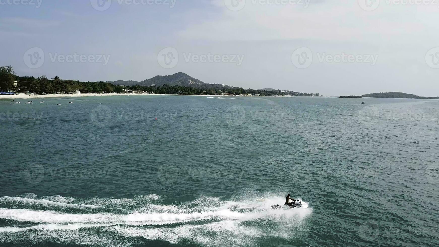 Mann Reiten auf ein Jet Ski. Antenne Aussicht Mann Fahren ein Jet Ski beim Meer. Jet Ski auf das Wasser von das Meer. Mann Reiten ein Wasser Fahrrad Jet Ski. Reise Konzept. Menschen sind spielen ein Jet Ski im das Meer. oben Sicht. foto