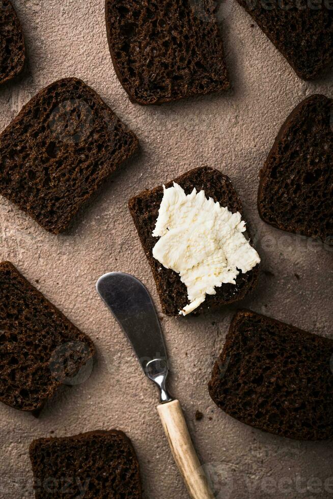 dunkel bereuen Brot auf braun Hintergrund foto