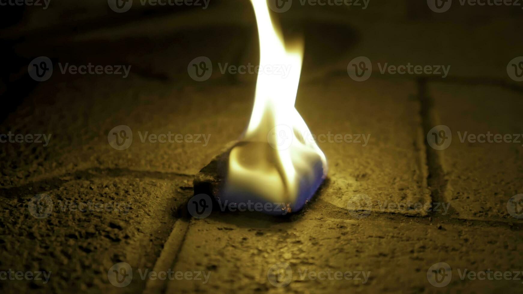 Holzkohle Feuer mit Holz auf Zement. Kohle von Feuer auf das Stein Fußboden foto