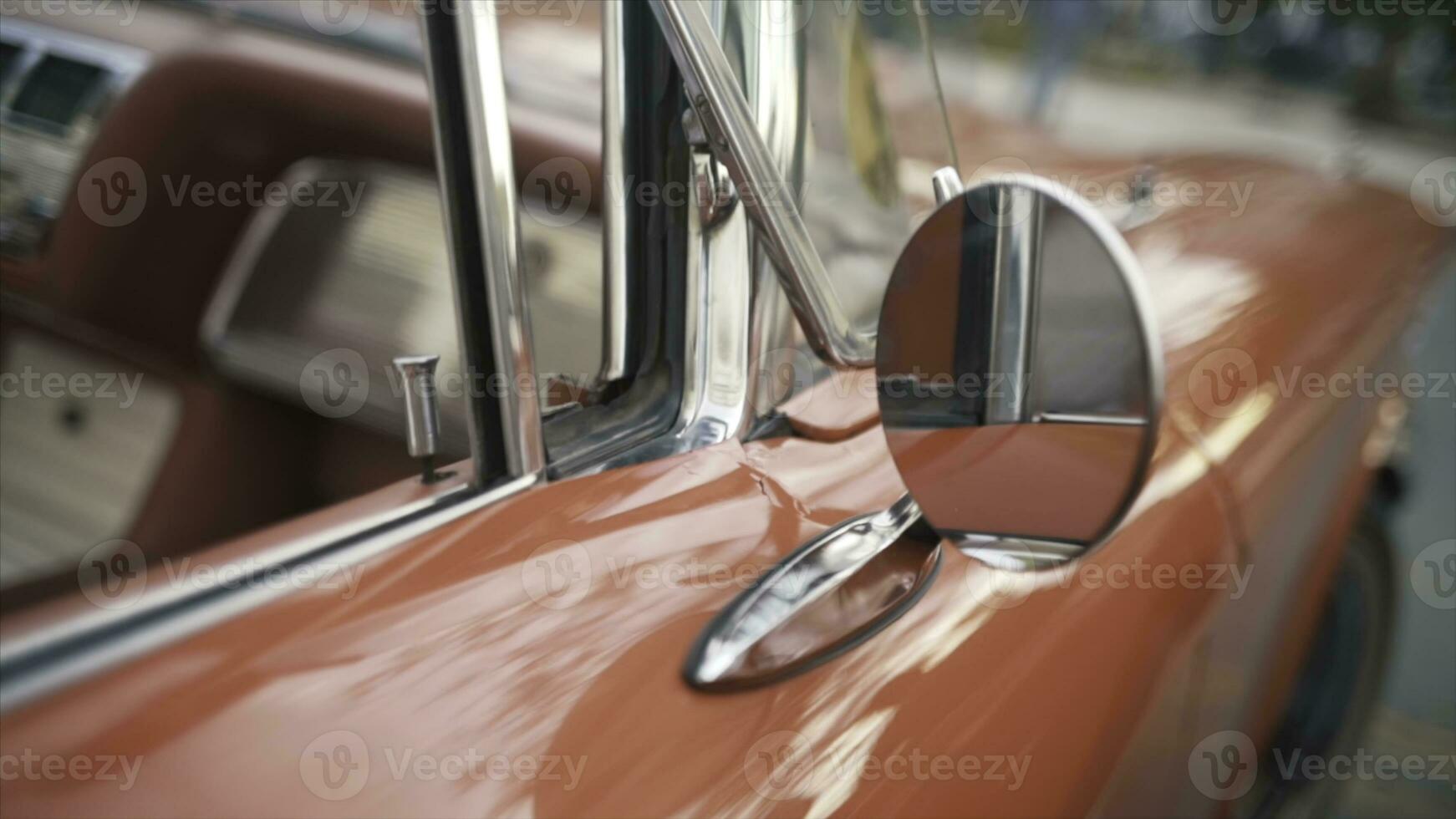 Einzelheiten von rot retro Auto auf ein verschwommen Stadt Hintergrund. Aktion. schließen oben von runden Rückseite Aussicht Spiegel von das alt gestaltet poliert glänzend rot Fahrzeug. foto