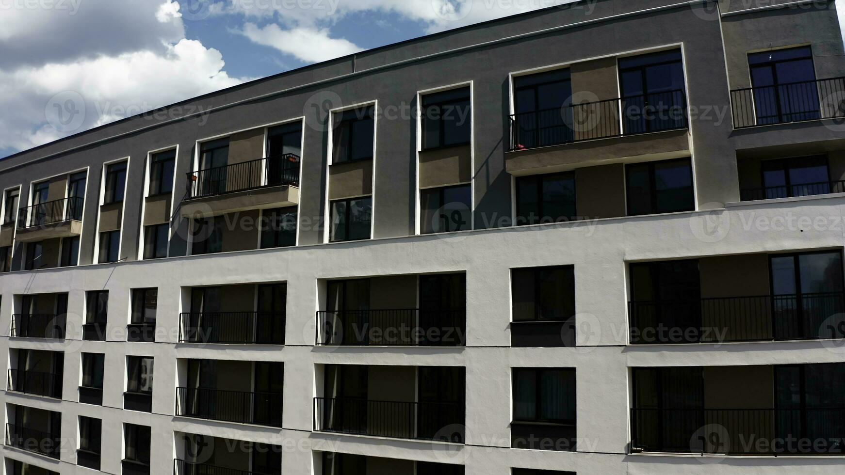 Wohnung Blöcke mit Balkone. Lager Filmaufnahme. Antenne Aussicht von ein Wohnung Gebäude auf ein Blau wolkig Himmel Hintergrund. foto