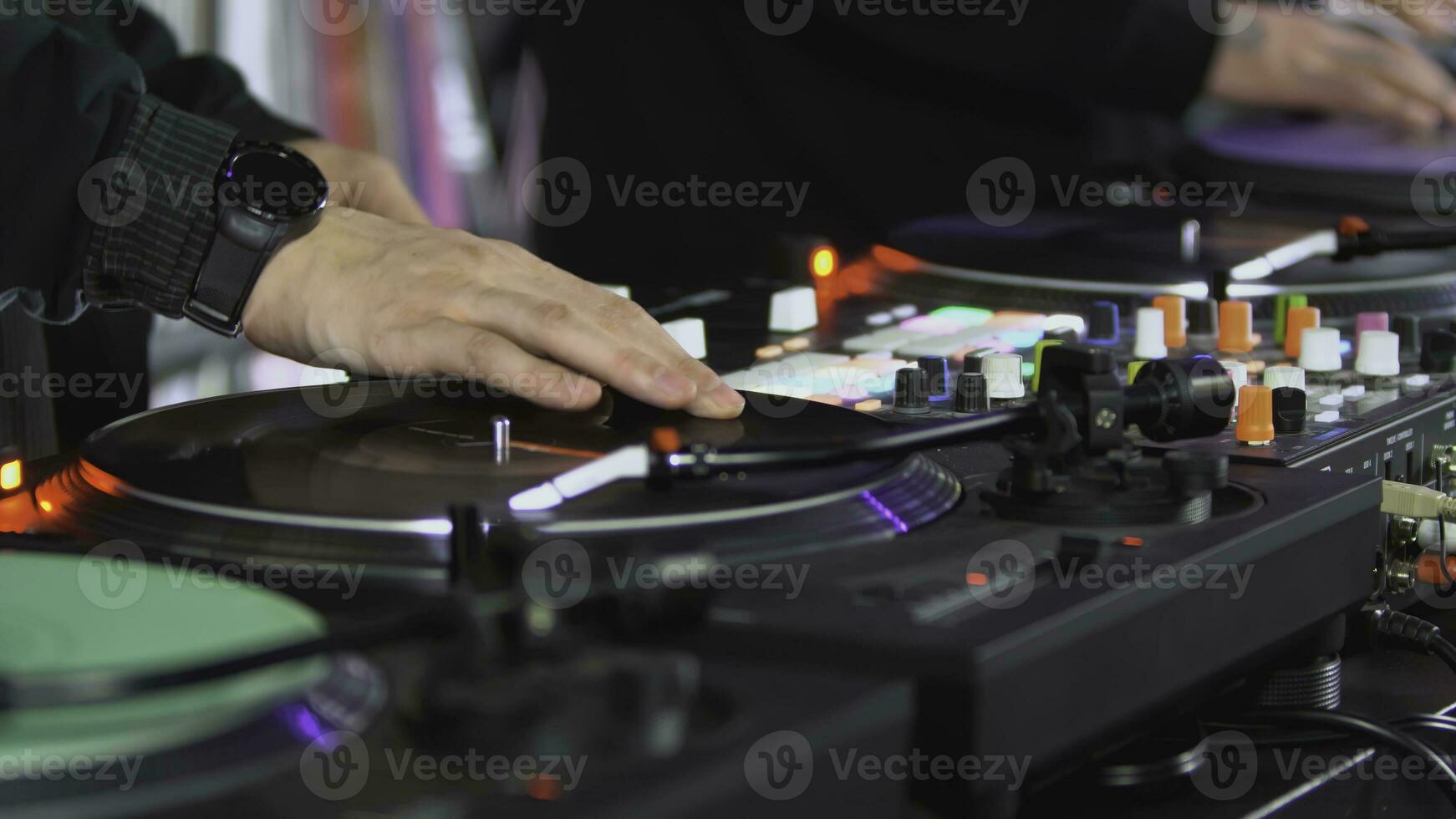 DJs abspielen Aufzeichnungen beim das Disko. Kunst. Nahansicht von DJs Hand auf das Rührgerät. glühend Musik- Panel beim ein Party. das Arbeit von Musiker im ein Nachtclub foto