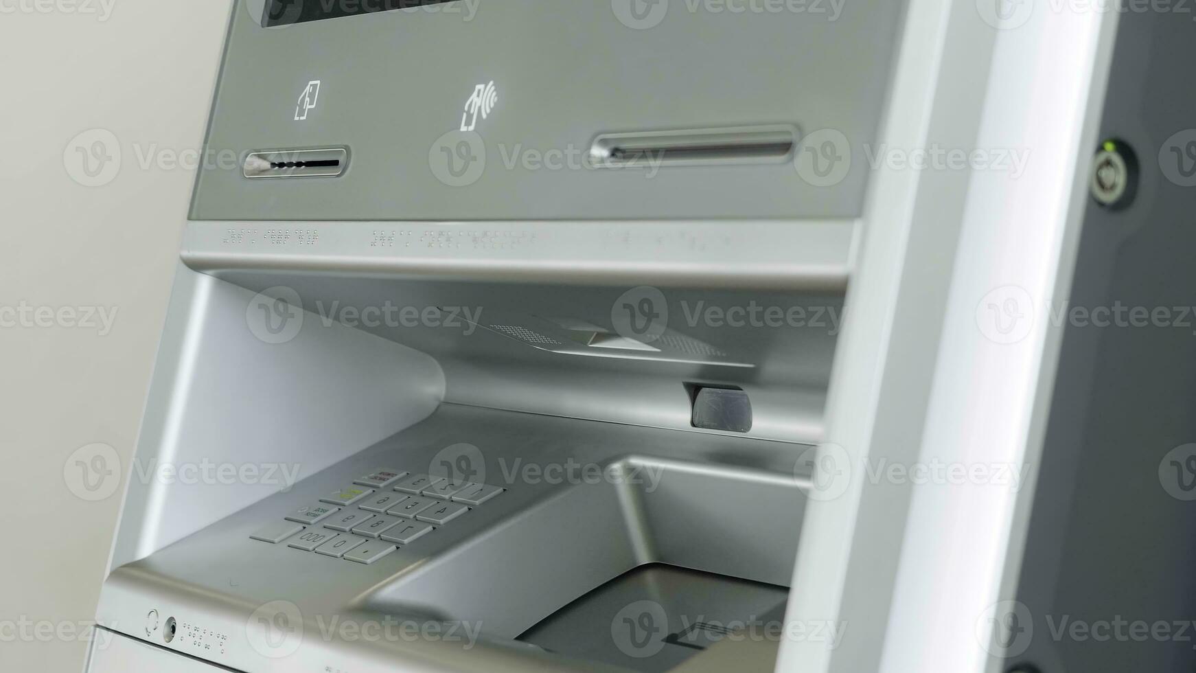 Geldautomat Bank Maschine, Konzept von finanziell Transaktionen und Geld. hdr. schließen oben von Arbeiten Metall Bank Maschine. foto