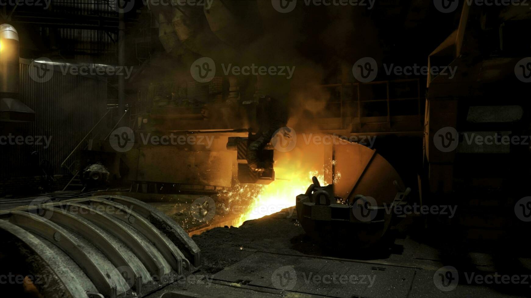 geschmolzen Eisen fließend im ein Stahl Mühle mit viele Spatel fliegend in das Seiten. Lager Filmaufnahme. heiß Geschäft von das Stahlherstellung Fabrik mit Fachmann Maschinen. foto