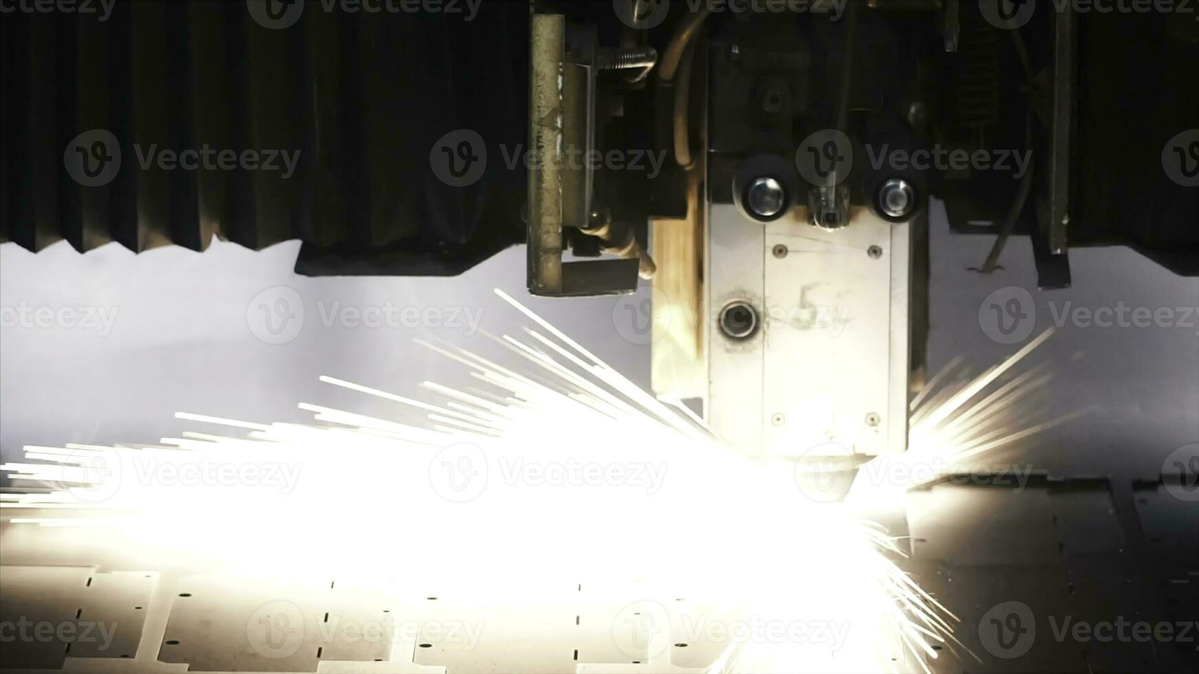 Laser- Maschine Schneiden von Blatt Metall. Clip. Funken fliegen von Laser- durch automatisch Schneiden CNC, plc Maschine foto