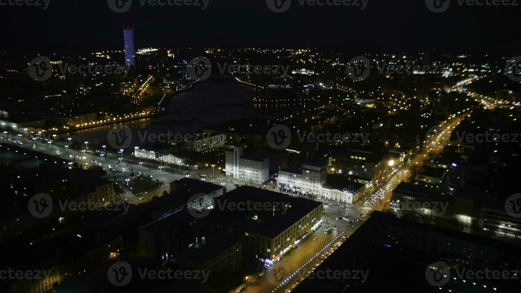 Wolkenkratzer mit Erleuchtung im Stadt beim Nacht, oben Aussicht von einer Gebäude. Nacht Stadt mit Wolkenkratzer oben Sicht. Zeitraffer foto