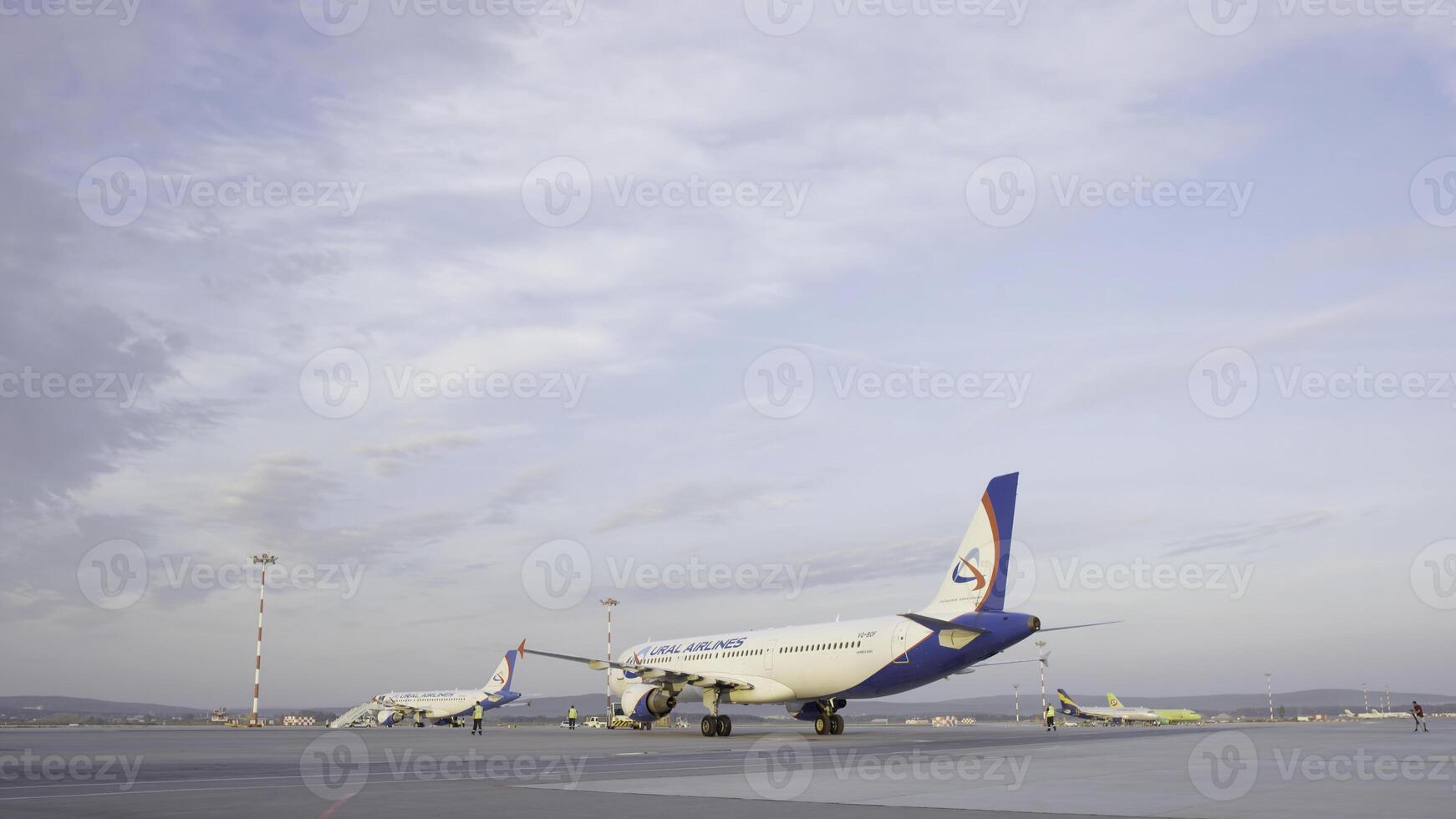 Schwänze von etwas Flugzeuge beim Flughafen während Einsteigen Operationen. Sie sind vier Flugzeuge auf ein sonnig Tag, mit ein Blau Himmel. Reise und Transport Konzepte. foto