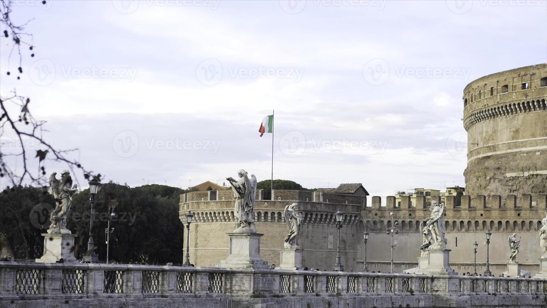 Italienisch Flagge, Italien. Aktie. Flagge von Italien auf das Mauer von das st. Engel Schloss gegen das Himmel. Aussicht von das Italienisch Flagge, plätschern auf das Wände von das alt Schloss foto