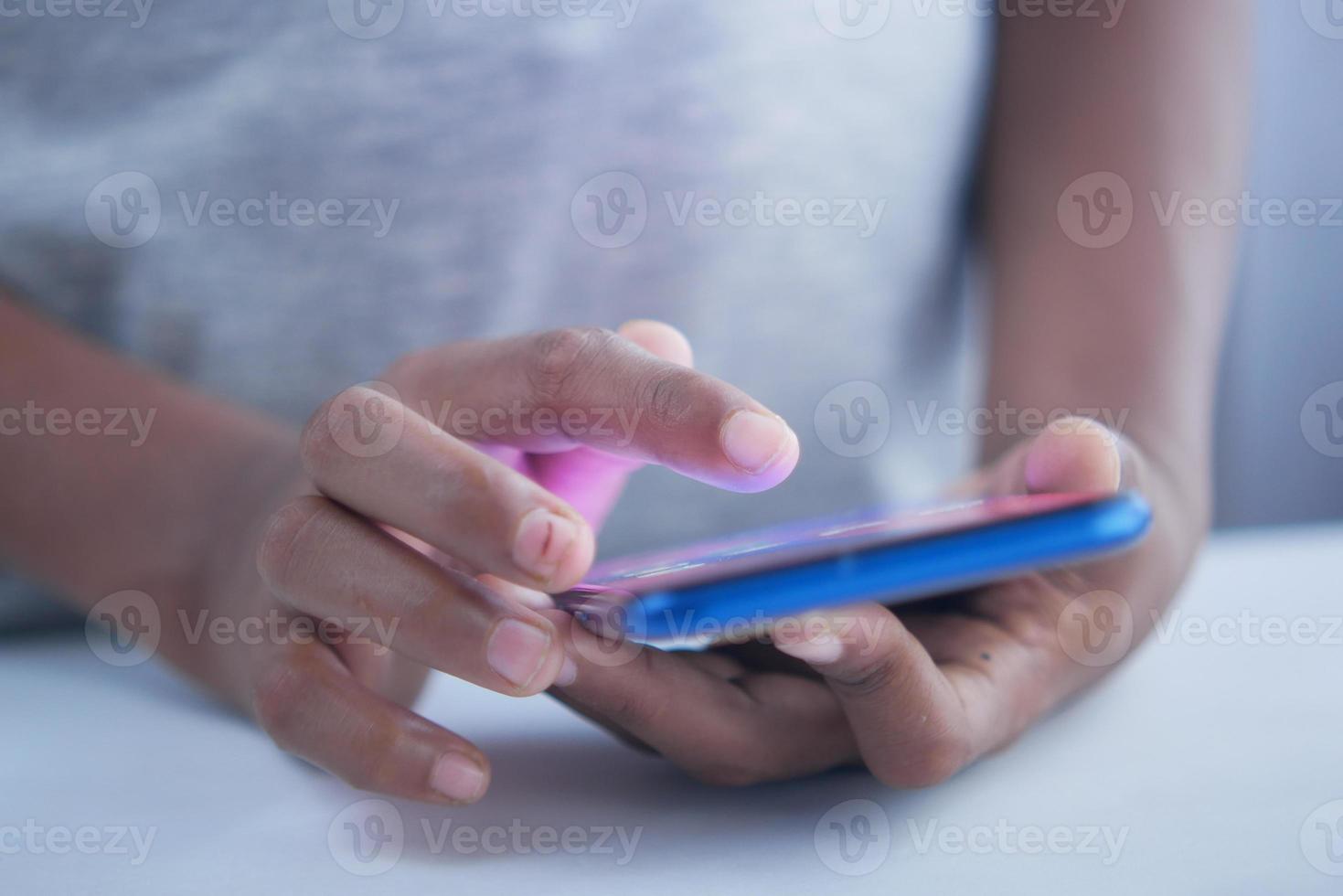 Kinderhand zeigt mit dem Finger auf dem Smartphone-Bildschirm. foto