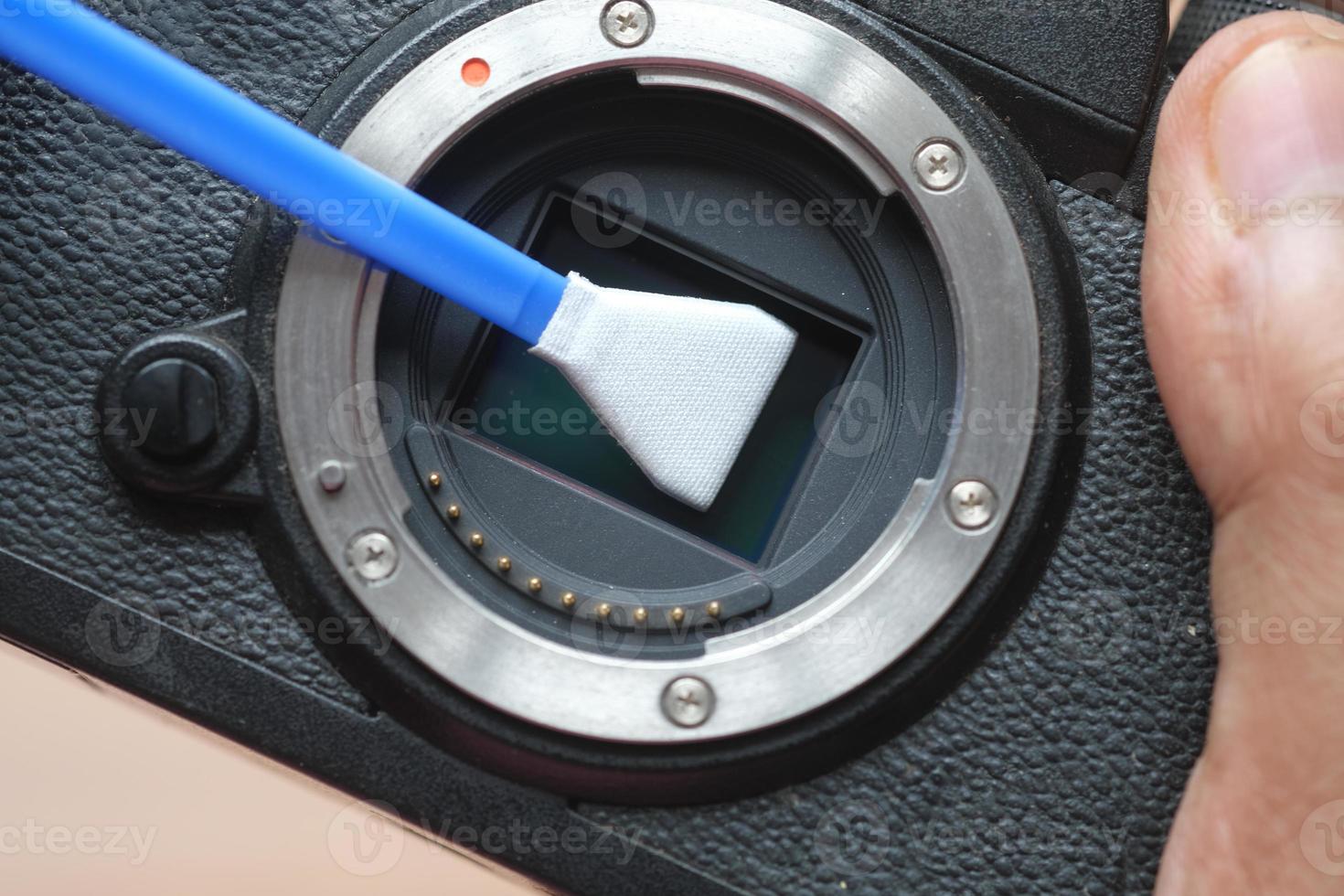 Nahaufnahme der Reinigung des Kamerasensors, foto