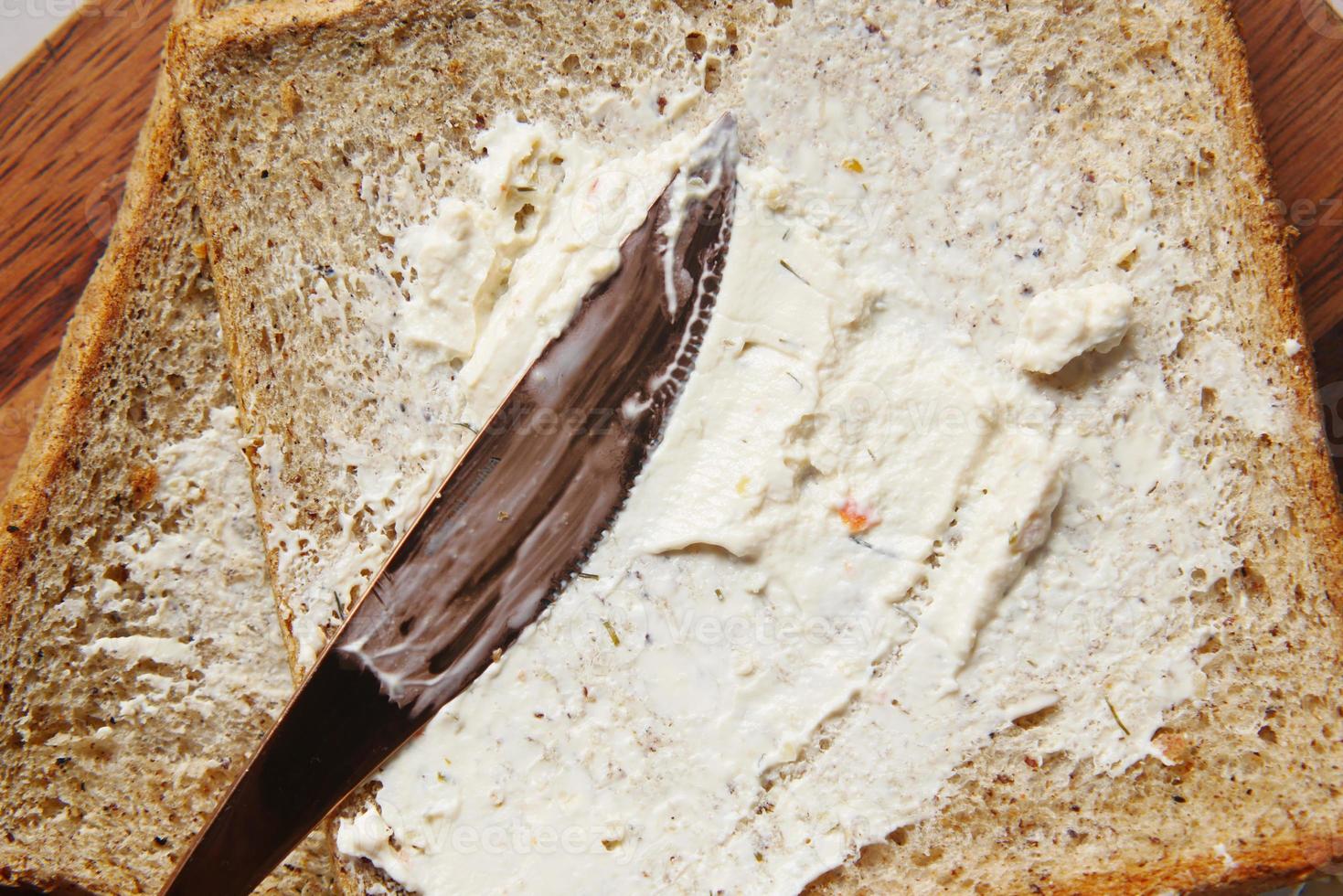 Low-Fact-Käse-Sahne-Aufstrich auf einem Brot foto