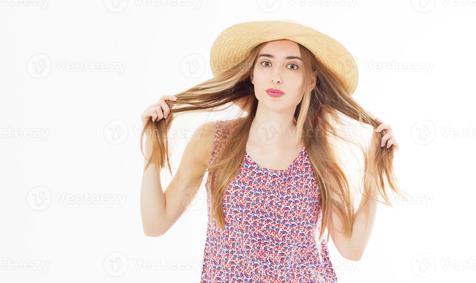 Mode- und Lifestyle-Konzept - schöne Frau mit Hut, die ihre Haarlocken hält und den Sommer im Freien genießt, isoliert auf weiß. foto
