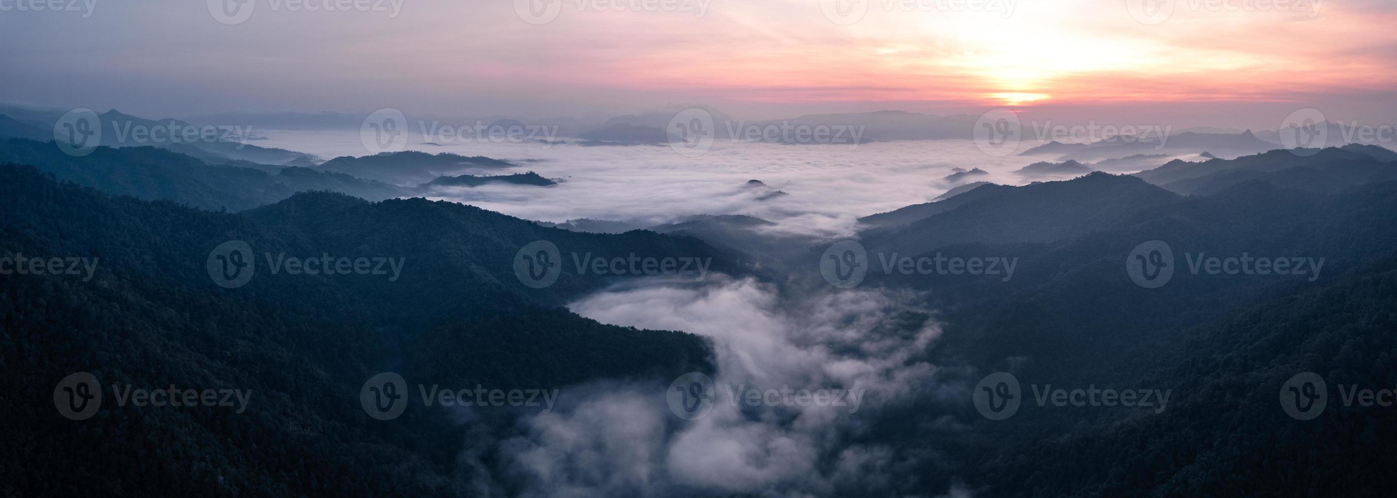 Berge und Sonnenaufgang am Morgen foto