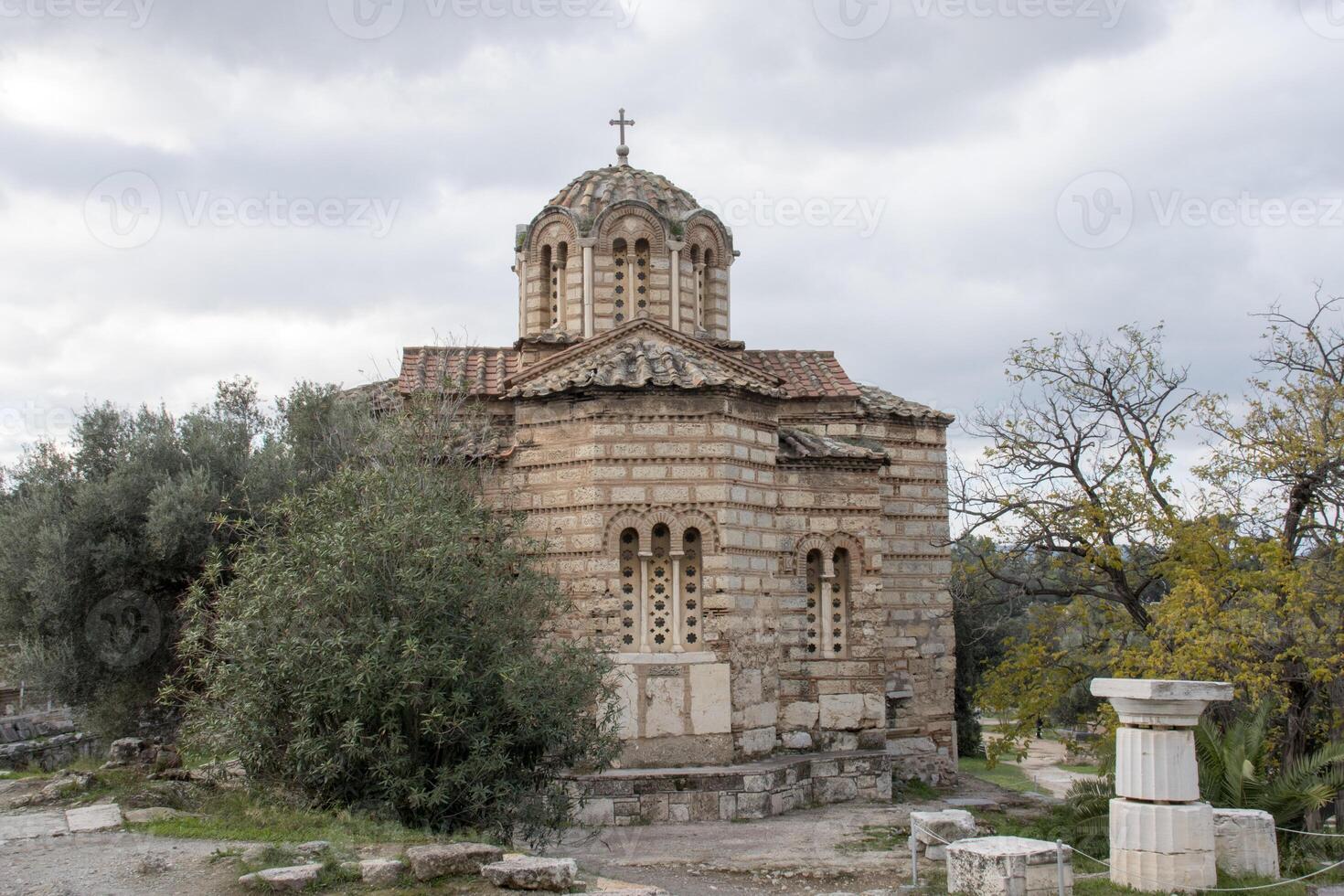 Kirche von das heilig Apostel Innerhalb das uralt Agora im Athen, Griechenland foto