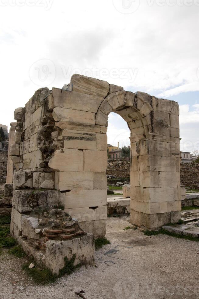 uralt Ruinen von Hadrians Bibliothek auf das Norden Seite von das Akropolis Athen, Griechenland foto