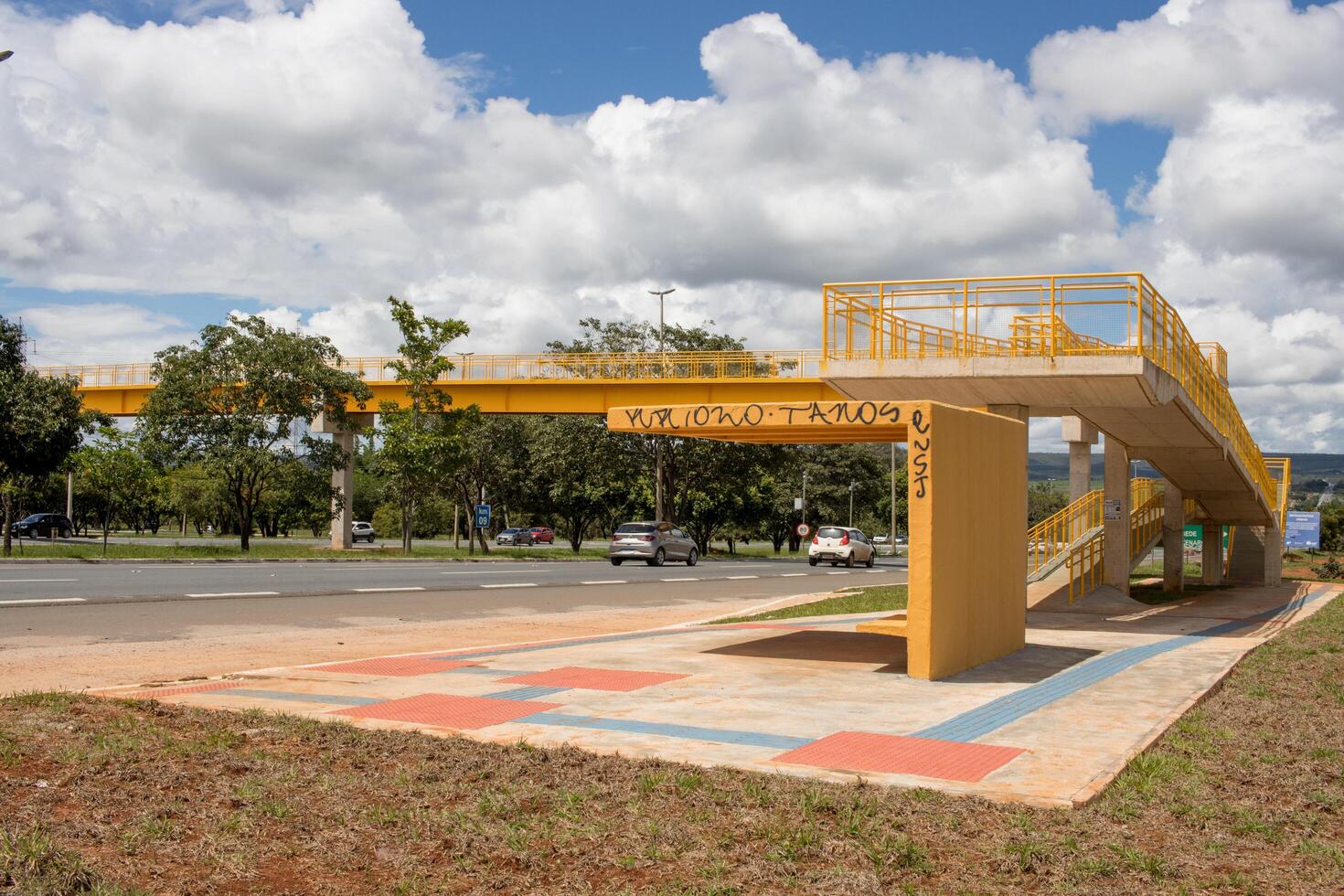 Brasilien, Brasilien, Januar 23 2024 neu gebaut erhöht Fußgänger Gehweg im Nordwest brasilia foto