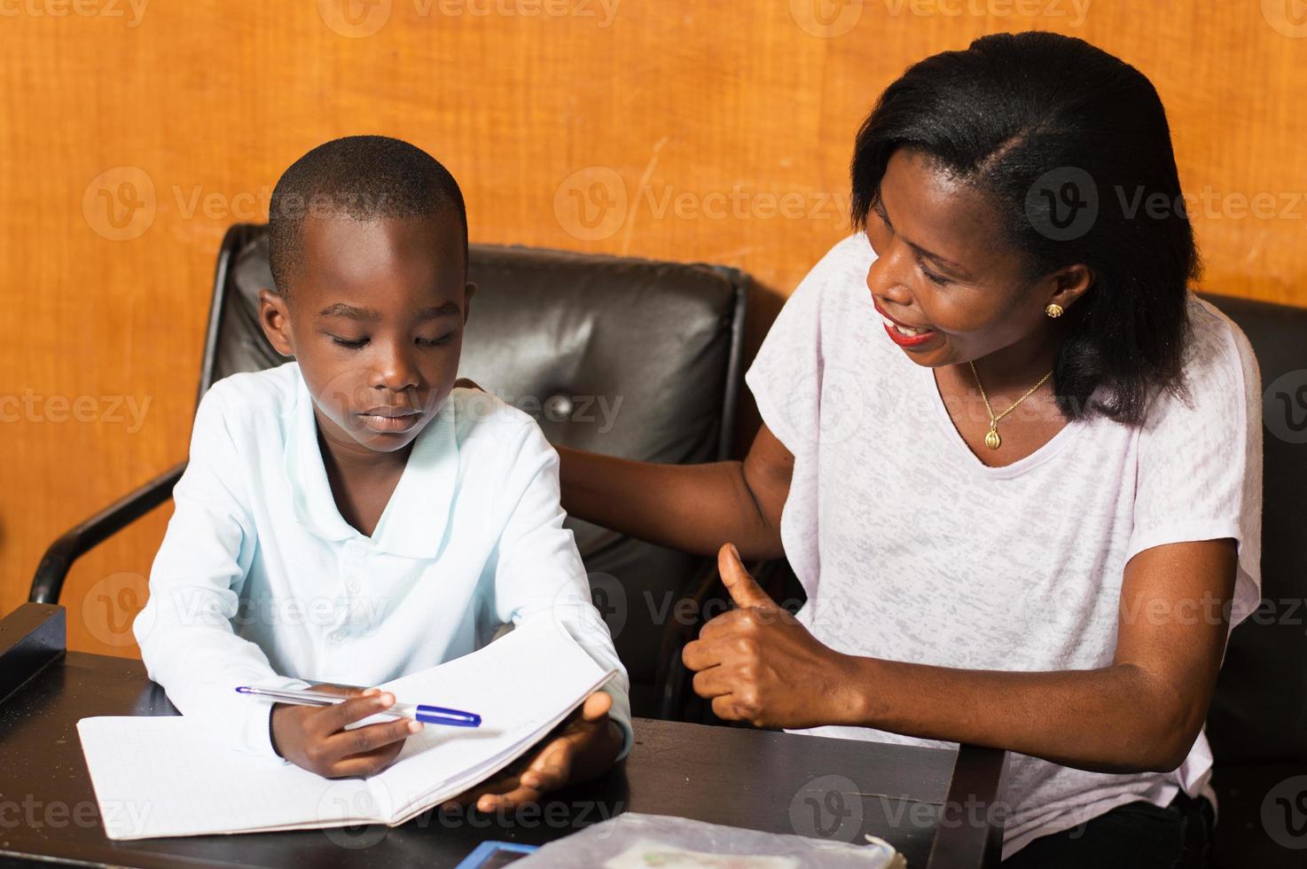 Schüler, der mit seiner Mutter studiert. foto