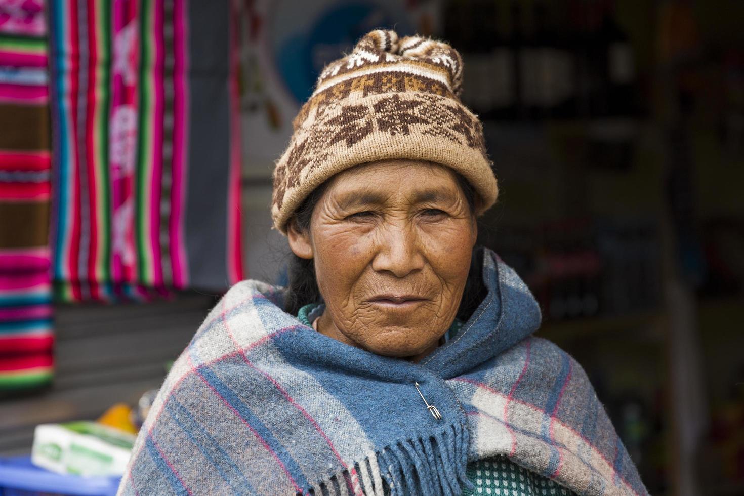 Copacabana, Bolivien, 8. Januar 2018 - Unbekannte Frau auf der Straße von Copacabana, Bolivien. Copacabana ist die wichtigste bolivianische Stadt am Titicacasee foto