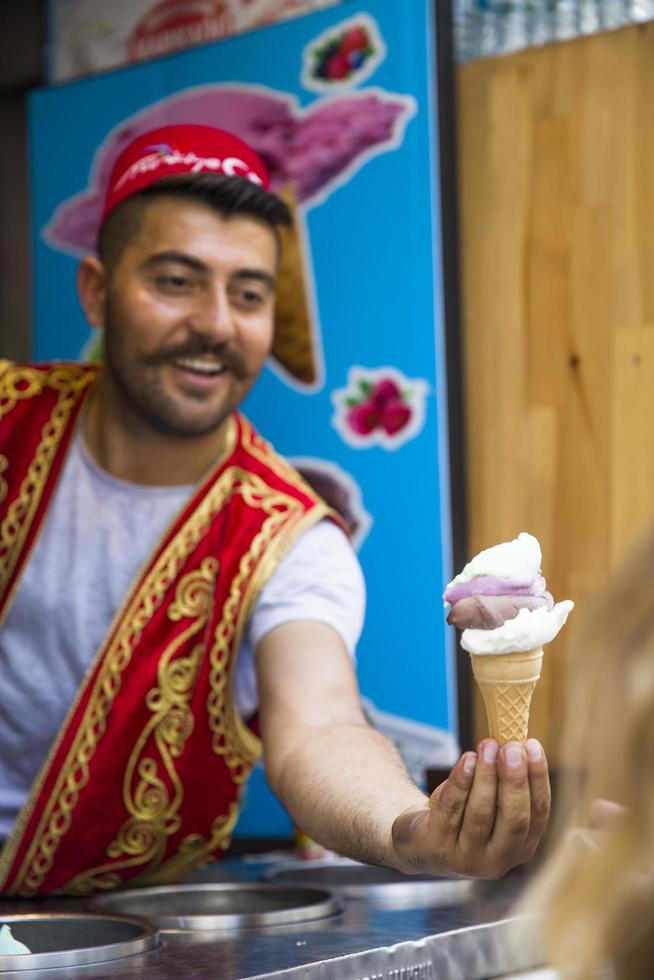 Istanbul, Türkei, 15. Juni 2019 - Unbekannter Verkäufer von türkischem Eis in Istanbul, Türkei. Traditionelles türkisches Eis wurde mit Salep hergestellt, das aus Orchideenblüten hergestellt wird. foto