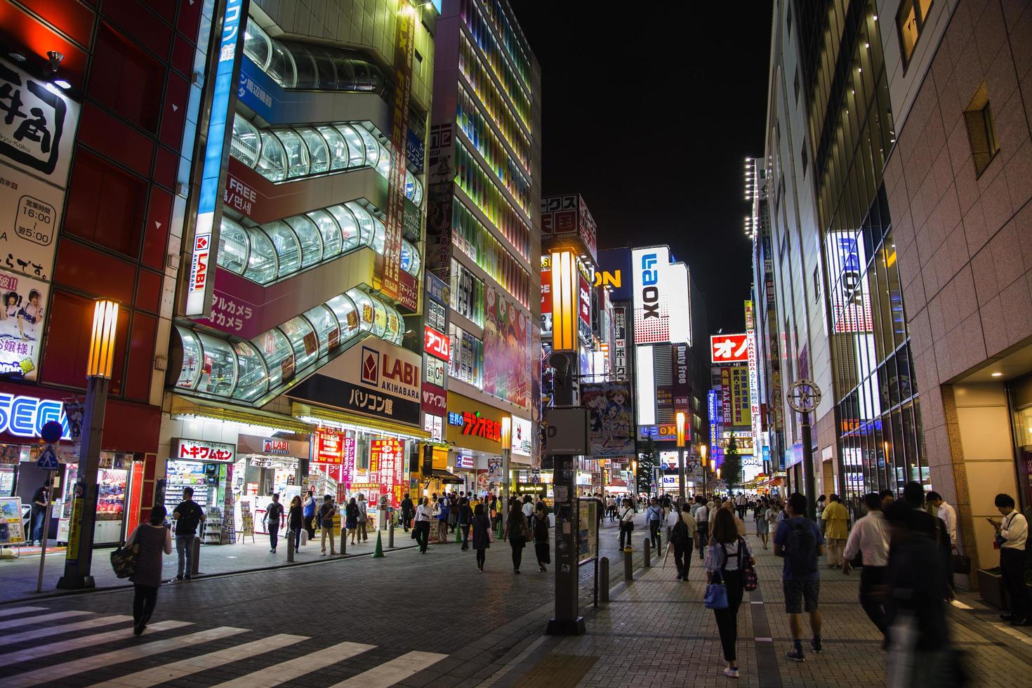 tokio, japan, 5. oktober 2016 - nicht identifizierte menschen auf der straße im bezirk akihabara in tokio. akihabara ist ein Otaku-Kulturzentrum und ein Einkaufsviertel für Videospiele und Computerwaren foto