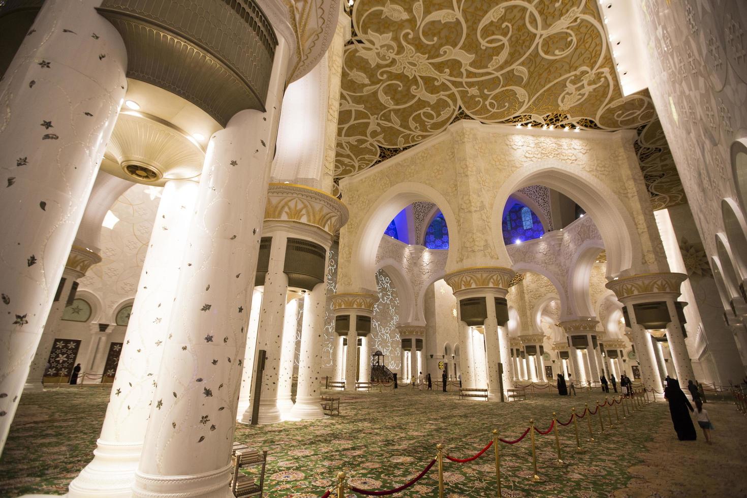 Abu Dhabi, Vereinigte Arabische Emirate, 4. Mai 2015 - Innenraum der Scheich-Zayed-Moschee in Abu Dhabi. Moschee wurde von Yusef Abdelki entworfen und 2007 eröffnet. foto