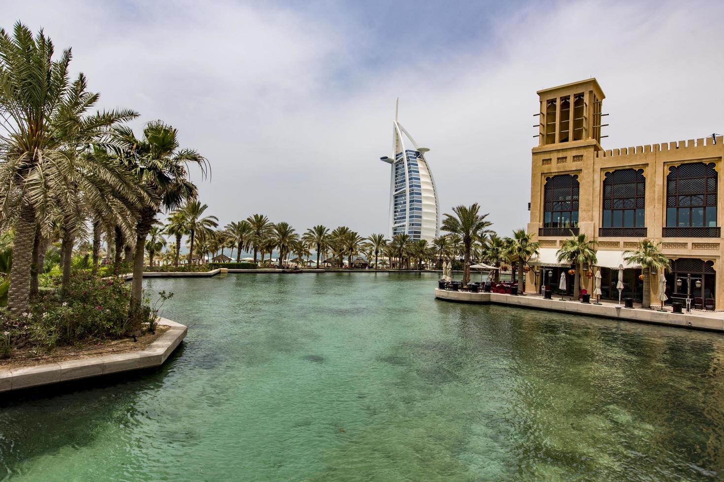 Dubai, Vereinigte Arabische Emirate, 8. Mai 2015 - Unbekannte Personen im Madinat Jumeirah in Dubai. madinat jumeirah umfasst zwei Hotels und Ansammlungen von 29 traditionellen arabischen Häusern. foto