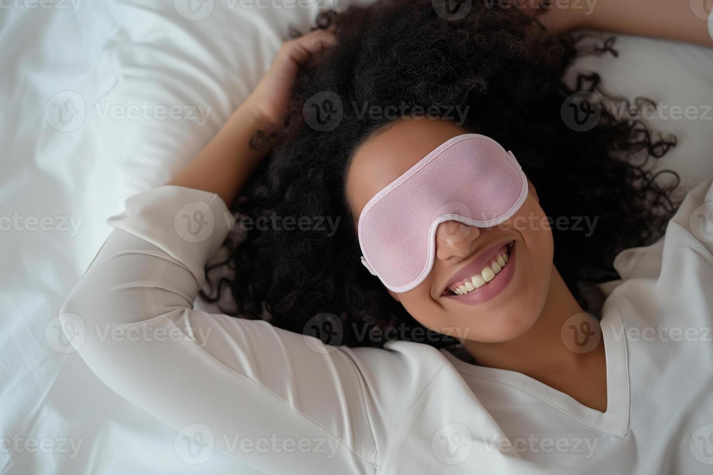 ai generiert jung afrikanisch amerikanisch Frau mit Schlaf Maske im Bett, oben Sicht. Vor Bettzeit foto